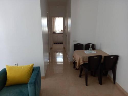 een woonkamer met een tafel en een bank bij Appartement Agadir Salam in Agadir