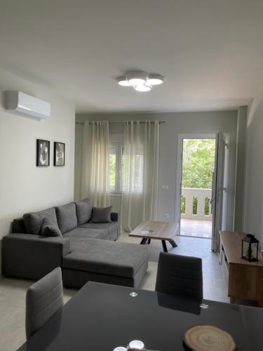 een woonkamer met een bank en een tafel bij Almeta Suites in Chios