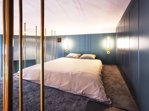1 dormitorio con 1 cama grande con sábanas blancas en Butikowy apartament w centrum Warszawy, en Varsovia