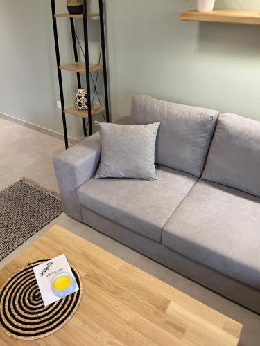 sala de estar con sofá y mesa en Almeta Suites en Chios