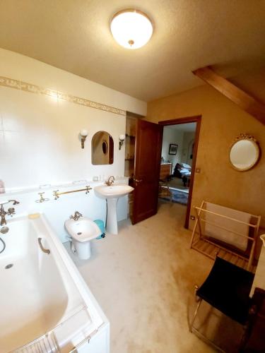 une salle de bain avec un lavabo et des toilettes dans l'établissement Les Jardins de la Beylie - Chambre d'hôtes, à Preyssac-dʼAgonac