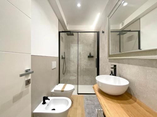 里喬內的住宿－Arcioun Apartments，白色的浴室设有水槽和淋浴。