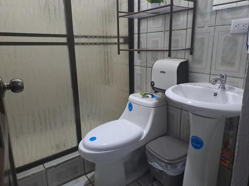 a bathroom with a toilet and a sink at Casa Chu en Playa Manuel Antonio in Manuel Antonio