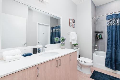 bagno con lavandino, servizi igienici e specchio di Urban Oasis Skyline Views DCs Doorstep ad Arlington