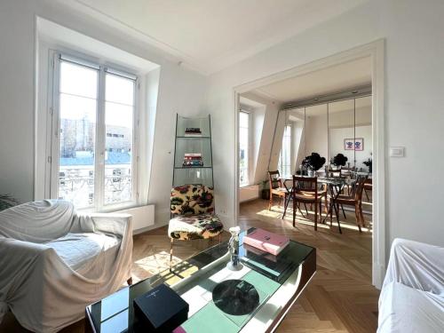 un salon avec un canapé et une table dans l'établissement Paris Eiffel Tower, à Paris