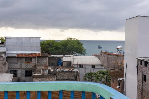 a view of the water from a building at Apartamento en San Cristóbal con 2 habitaciones, 6 camas, sala, comedor, cocina, balcón privado, terraza con vista al mar, lavadora, internet satelital, cerca de bares y restaurantes - Sol y Mar, Galápagos Home in Puerto Baquerizo Moreno