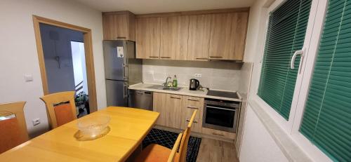 eine kleine Küche mit einem Tisch und einer Arbeitsplatte in der Unterkunft Apartments Amina Sarajevo in Sarajevo