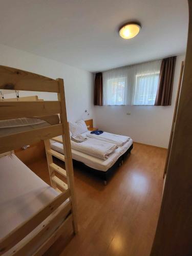 a room with two bunk beds and a window at Apartment Mölltaler Gletscher 1 in Ausserfragant
