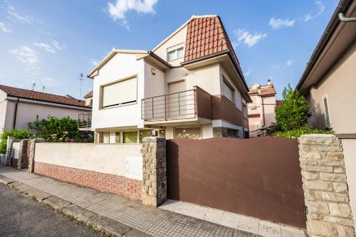 a house with a fence in front of it at Casa Summer in Cecina