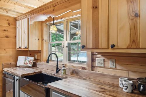 cocina con fregadero y ventana en Lake Lure Cabin Rental with Private Outdoor Oasis!, en Lake Lure