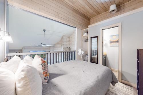 um quarto com uma cama grande e almofadas brancas em Elkhorn Studio Condo - The Clocktower em Sun Valley