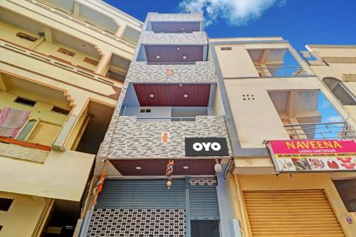 un edificio de apartamentos con un cartel en el costado en 80983G RBS Square Langer Houz, en Haidar Sāhibgūda