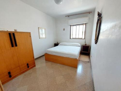 Habitación pequeña con cama y ventana en apartment Grace, just 200 meter from beach, Campomarino Madonnina, en Torre Ovo