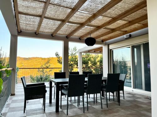 a dining room with a table and chairs at Villa Del Monte in Arménoi