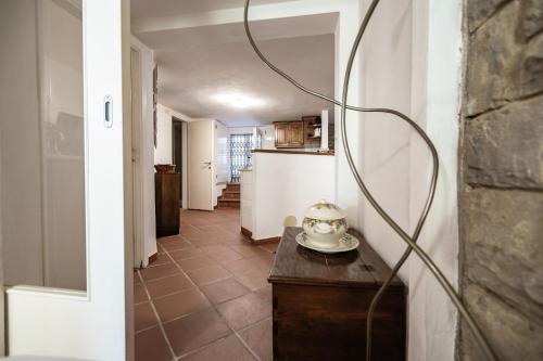 a living room with a table and a kitchen at Casa Summer in Cecina