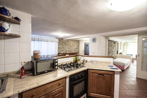 a kitchen with a microwave and a stove top oven at Casa Summer in Cecina
