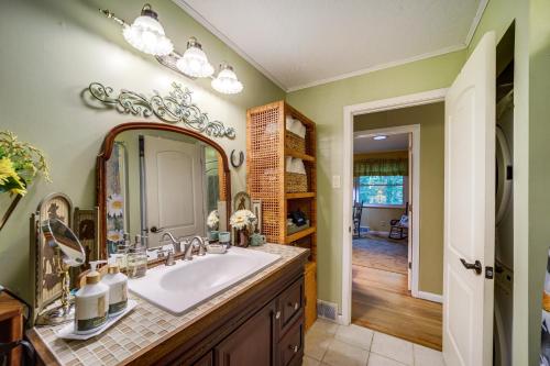 baño con lavabo grande y espejo en North Carolina Abode with Fire Pit and Mountain Views!, en Sylva