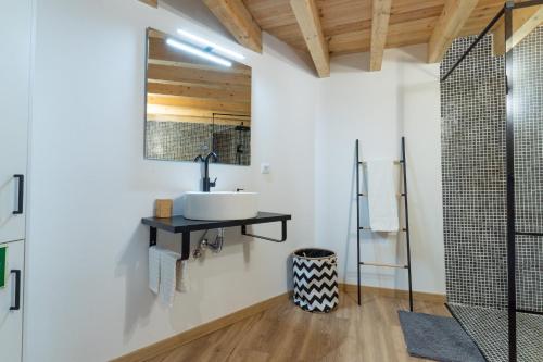 uma casa de banho com um lavatório e um espelho em Casa São José em Carvalhal