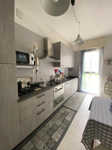 Kuchyňa alebo kuchynka v ubytovaní Relax & Comfort Redona 8 Green Oasis near City Centre