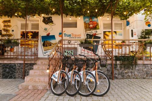 een groep fietsen geparkeerd voor een winkel bij The Perfect Space - NEWStudio - PS4 & Bicycle & Parking in Târgu-Mureş