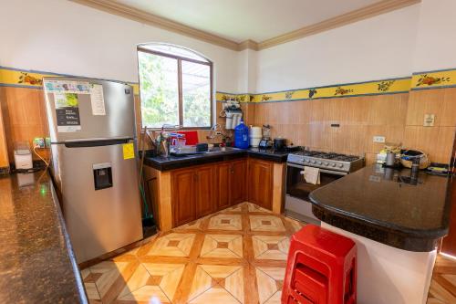 Η κουζίνα ή μικρή κουζίνα στο Private Villa in San Cristóbal, 2 Rooms, 6 Beds, AC, WiFi, Kitchen, Washer & Dryer, 4 min from the airport - Tropical - Galápagos Home