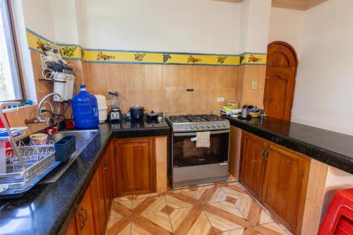 Η κουζίνα ή μικρή κουζίνα στο Private Villa in San Cristóbal, 2 Rooms, 6 Beds, AC, WiFi, Kitchen, Washer & Dryer, 4 min from the airport - Tropical - Galápagos Home