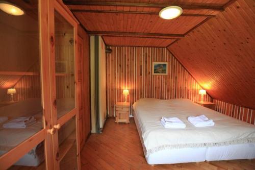 1 dormitorio con 2 camas en una habitación de madera en Vakantiehuis Reuzengebergte, en Szklarska Poręba