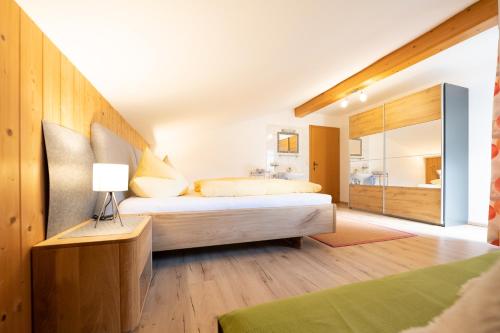 um quarto com duas camas e um candeeiro em Haus Mary em Neustift im Stubaital