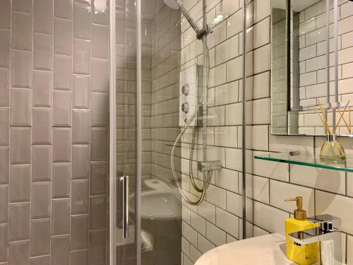 uma casa de banho com um chuveiro e um lavatório. em Peaceful Norfolk Broads 1 Bedroom 2 bath annexe em Halvergate