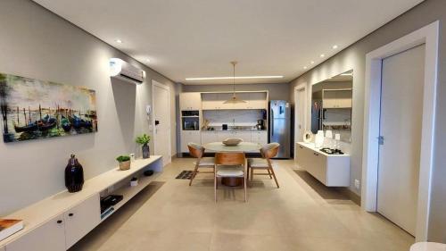 uma cozinha e sala de jantar com mesa e cadeiras em Loft Ultra Luxo há Poucos Passos do Shopping CG. em Campo Grande