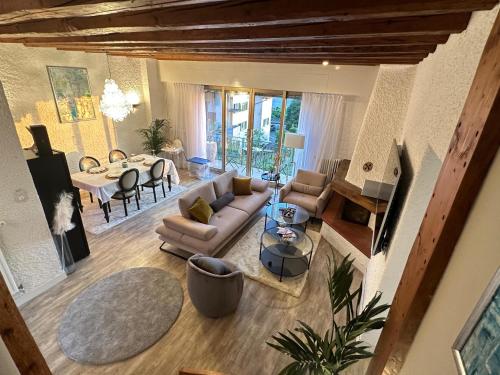 ein Wohnzimmer mit einem Sofa und einem Tisch in der Unterkunft Villa Montreux in Montreux