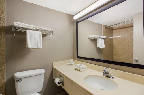 Un baño de Red Roof Inn New Stanton