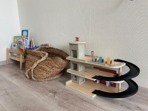 Family stay in Pavilosta في بافيلوستا: غرفة ألعاب مع سرير وطاولة