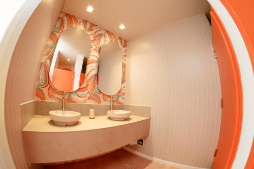 a bathroom with two sinks and a mirror at Hotel Koray in San Andrés