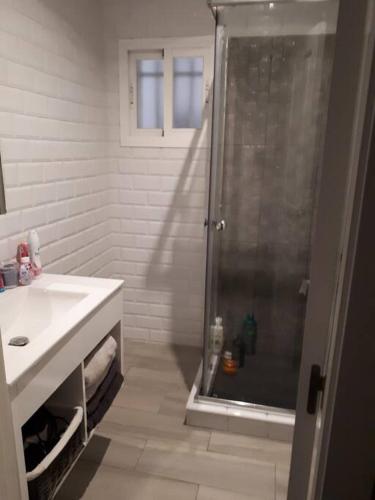 ein Bad mit einer Dusche und einem Waschbecken in der Unterkunft Apartamento en Cádiz playa Victoria in Cádiz
