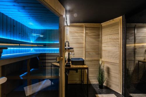 um quarto com uma sauna com luzes azuis em Apartament Żubry z Sauna em Zakopane