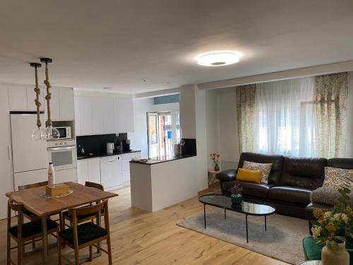 盧戈內斯的住宿－Apartamento bonito，客厅配有沙发和桌子