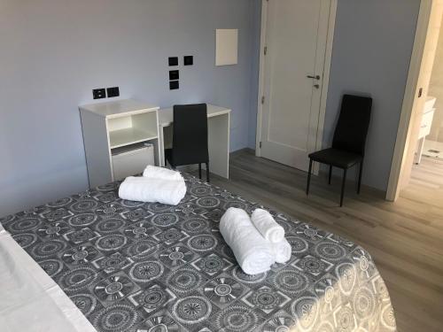 a bedroom with a bed with two towels on it at Domus Gieffe in Tropea