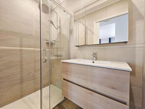 une salle de bain avec un lavabo et une douche en verre dans l'établissement 3 pièces vue mer sur le Cap Martin, à Roquebrune-Cap-Martin