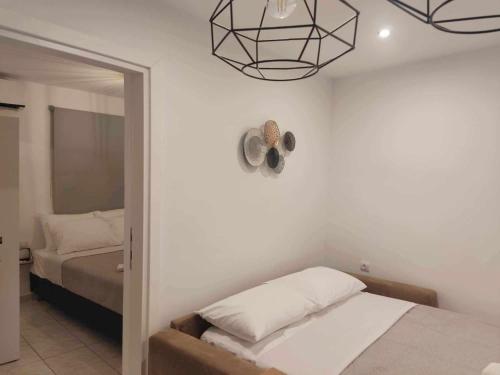 um quarto com uma cama, uma ventoinha e um espelho em Irini Apartment em Agios Nikolaos