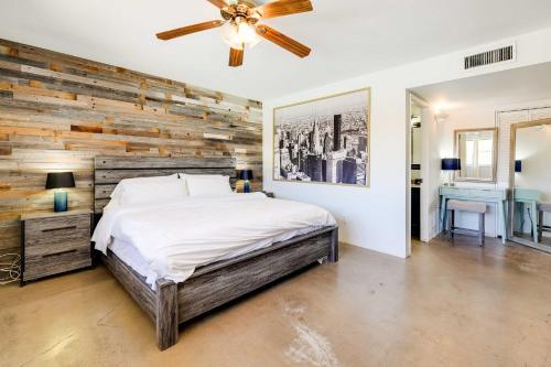 1 dormitorio con una pared de madera y 1 cama en Bright Scottsdale Home Private Pool and Gas Grill!, en Scottsdale