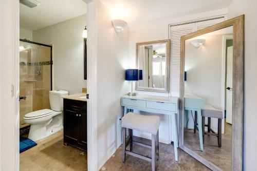 y baño con lavabo, aseo y espejo. en Bright Scottsdale Home Private Pool and Gas Grill!, en Scottsdale