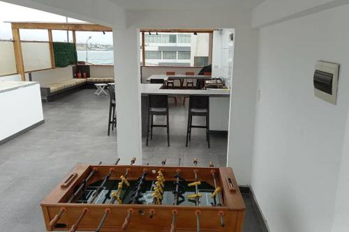 una caja de madera llena de armas en una habitación en Casa de playa punta hermosa, en Punta Hermosa