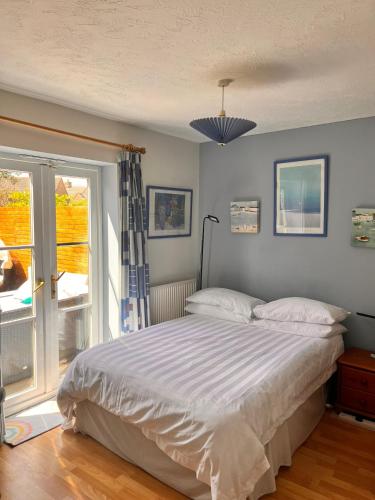 En eller flere senge i et værelse på Choice of One double bedroom with a comfy double bed and private en suite for solo travellers or couples ,or alternatively book two double bedrooms for families or friends, Max 4 persons