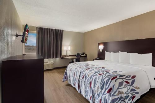 Una cama o camas en una habitación de Red Roof Inn New Stanton