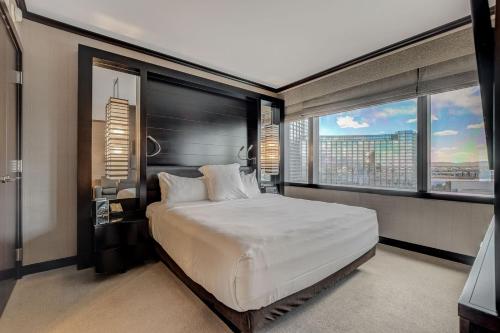 Postel nebo postele na pokoji v ubytování Vdara Hotel & Spa