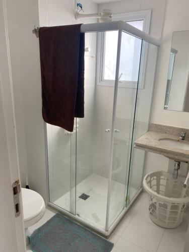 bagno con doccia in vetro e servizi igienici. di Apt agradabilíssimo vista mar a Lauro de Freitas