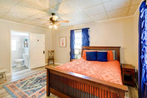 Schlafzimmer mit einem Bett und einem Deckenventilator in der Unterkunft Riverfront Thorpe Vacation Rental with Fire Pit! 