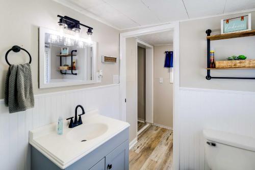 ein weißes Bad mit einem Waschbecken und einem WC in der Unterkunft Riverfront Thorpe Vacation Rental with Fire Pit! 