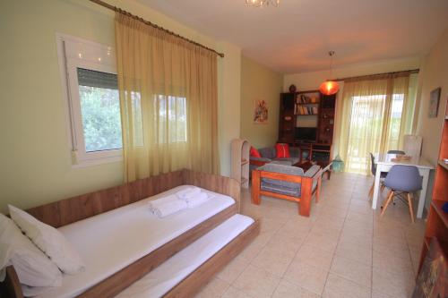 um quarto com uma cama e uma sala de estar em Maria's house Alykes em Kritharia